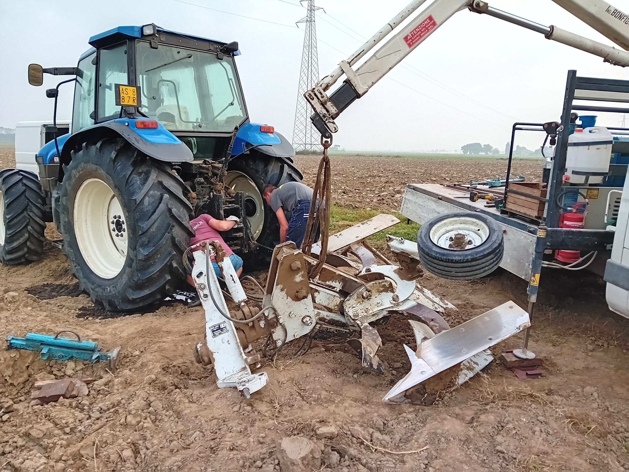 riparazione aratro in campo min